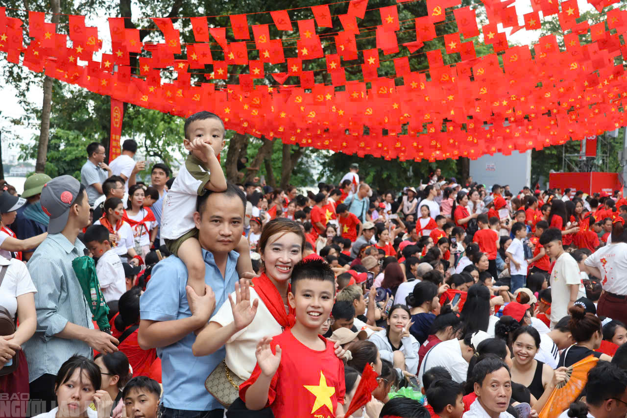 Biển người đội mưa chờ đ&oacute;n đo&agrave;n tổng hợp luyện diễu binh đại lễ A80 - Ảnh 10.