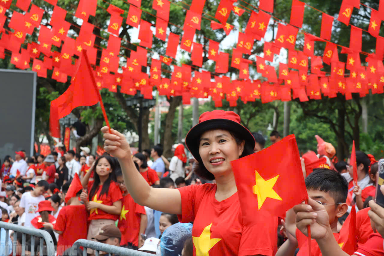 Biển người đội mưa chờ đ&oacute;n đo&agrave;n tổng hợp luyện diễu binh đại lễ A80 - Ảnh 11.