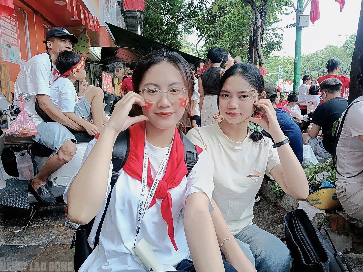 Biển người đội mưa chờ đ&oacute;n đo&agrave;n tổng hợp luyện diễu binh đại lễ A80 - Ảnh 14.