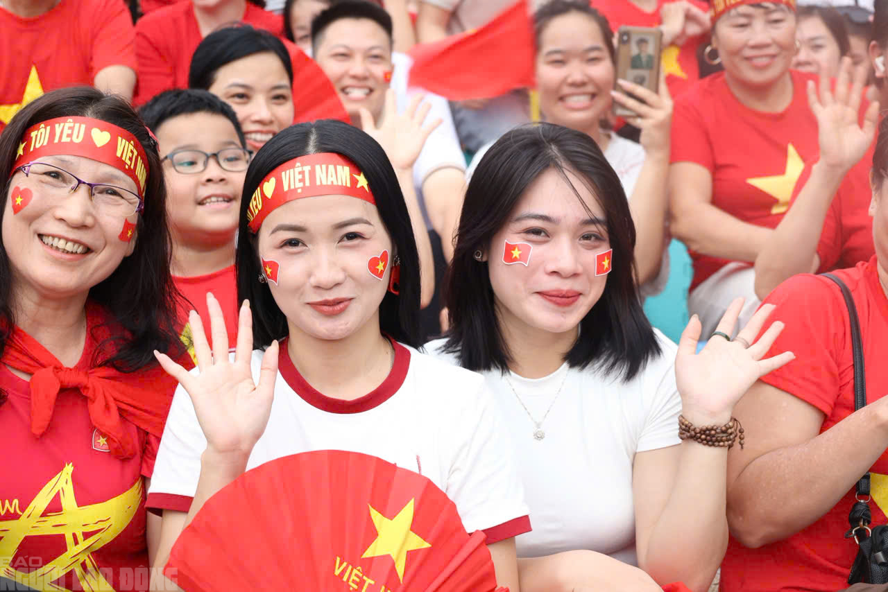 Biển người đội mưa chờ đ&oacute;n đo&agrave;n tổng hợp luyện diễu binh đại lễ A80 - Ảnh 15.