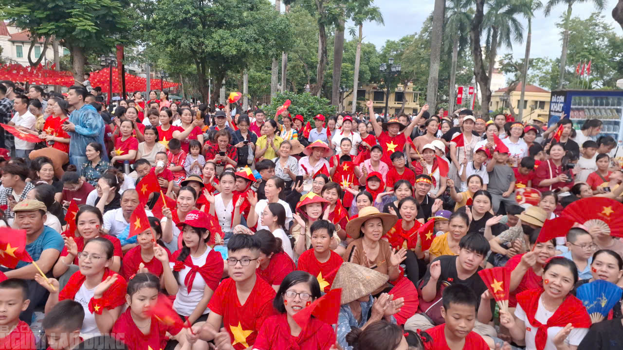 Biển người đội mưa chờ đ&oacute;n đo&agrave;n tổng hợp luyện diễu binh đại lễ A80 - Ảnh 1.