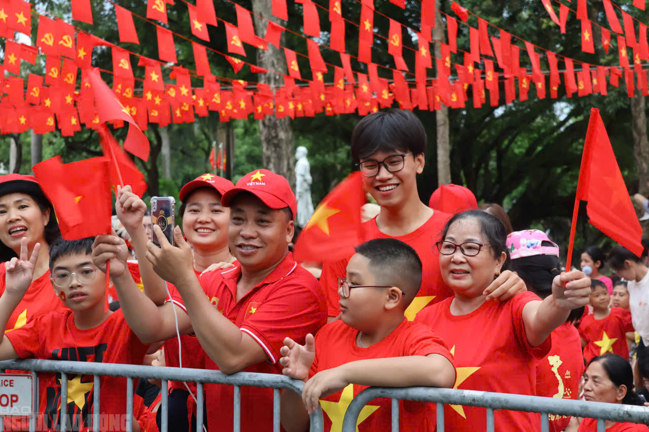 Biển người đội mưa chờ đ&oacute;n đo&agrave;n tổng hợp luyện diễu binh đại lễ A80 - Ảnh 12.