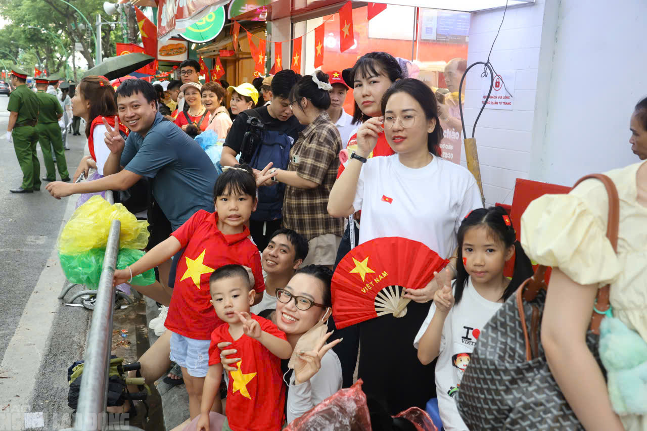 Biển người đội mưa chờ đ&oacute;n đo&agrave;n tổng hợp luyện diễu binh đại lễ A80 - Ảnh 13.