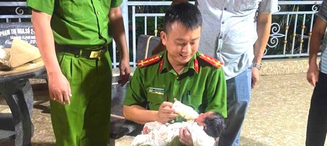 B&eacute; trai sơ sinh để ở cổng ch&ugrave;a với mảnh giấy ghi "Tội lỗi n&agrave;y cả đời mẹ kh&ocirc;ng thể rửa được"- Ảnh 1.
