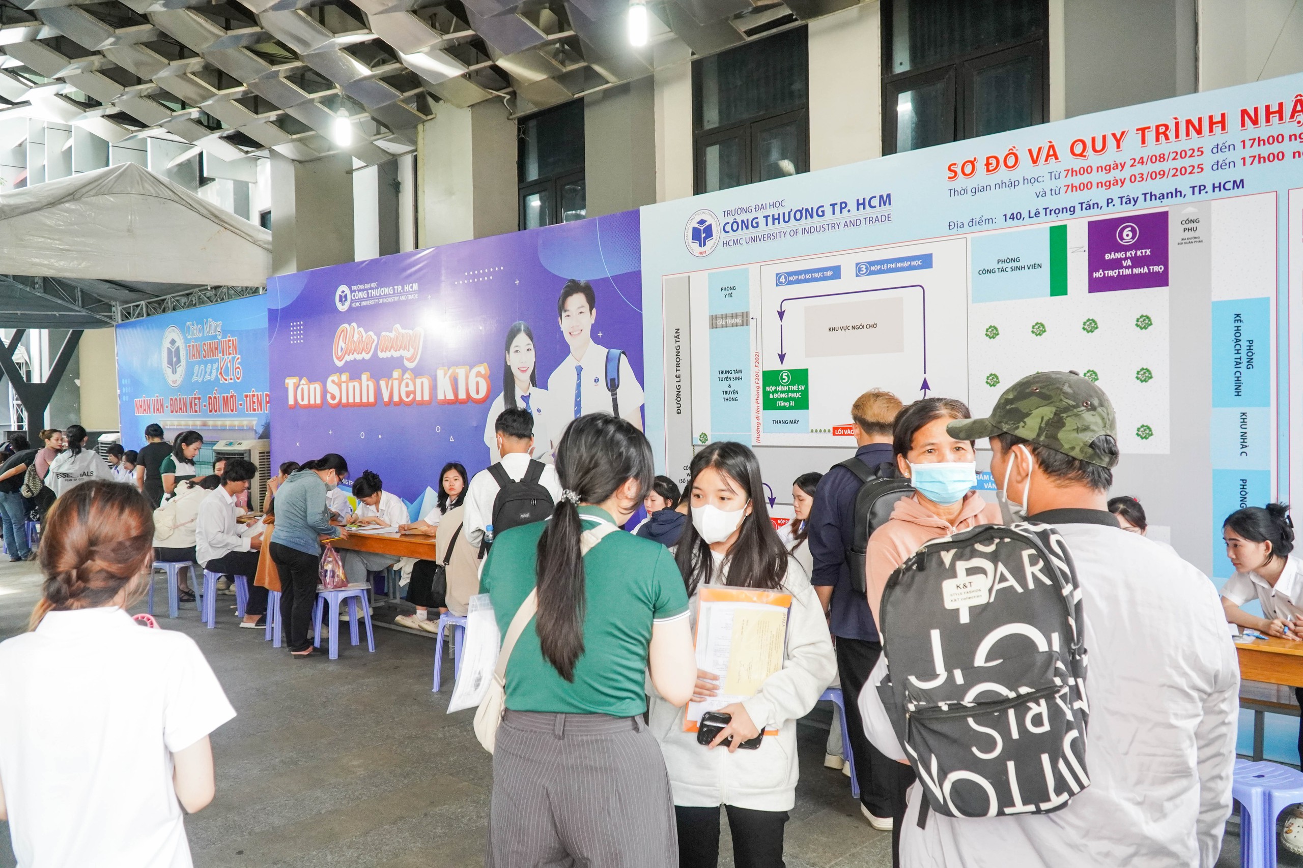Bất ngờ h&igrave;nh ảnh ng&agrave;y đầu l&agrave;m thủ tục nhập học tại Trường ĐH C&ocirc;ng thương TP HCM - Ảnh 3.