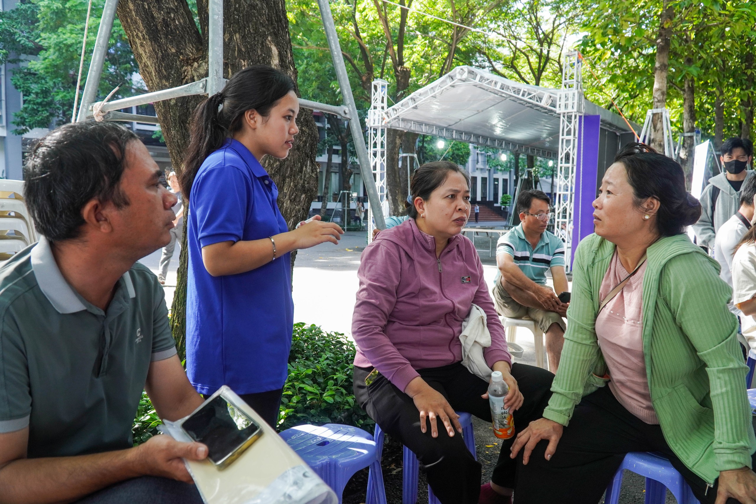 Bất ngờ h&igrave;nh ảnh ng&agrave;y đầu l&agrave;m thủ tục nhập học tại Trường ĐH C&ocirc;ng thương TP HCM - Ảnh 5.