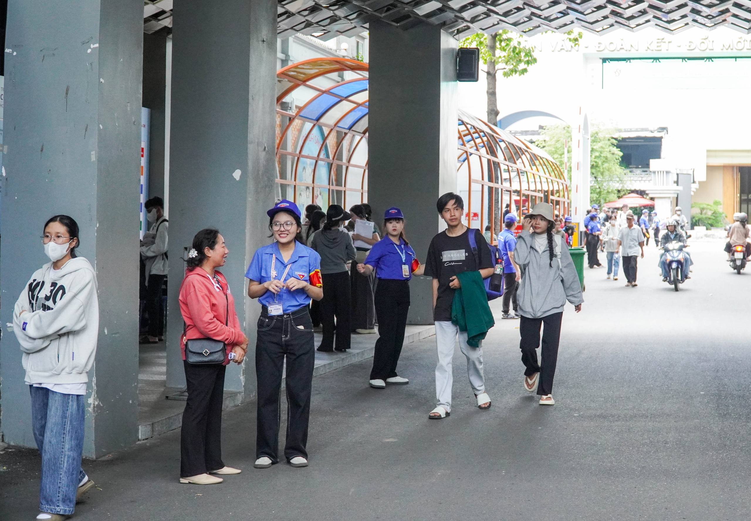 Bất ngờ h&igrave;nh ảnh ng&agrave;y đầu l&agrave;m thủ tục nhập học tại Trường ĐH C&ocirc;ng thương TP HCM - Ảnh 2.