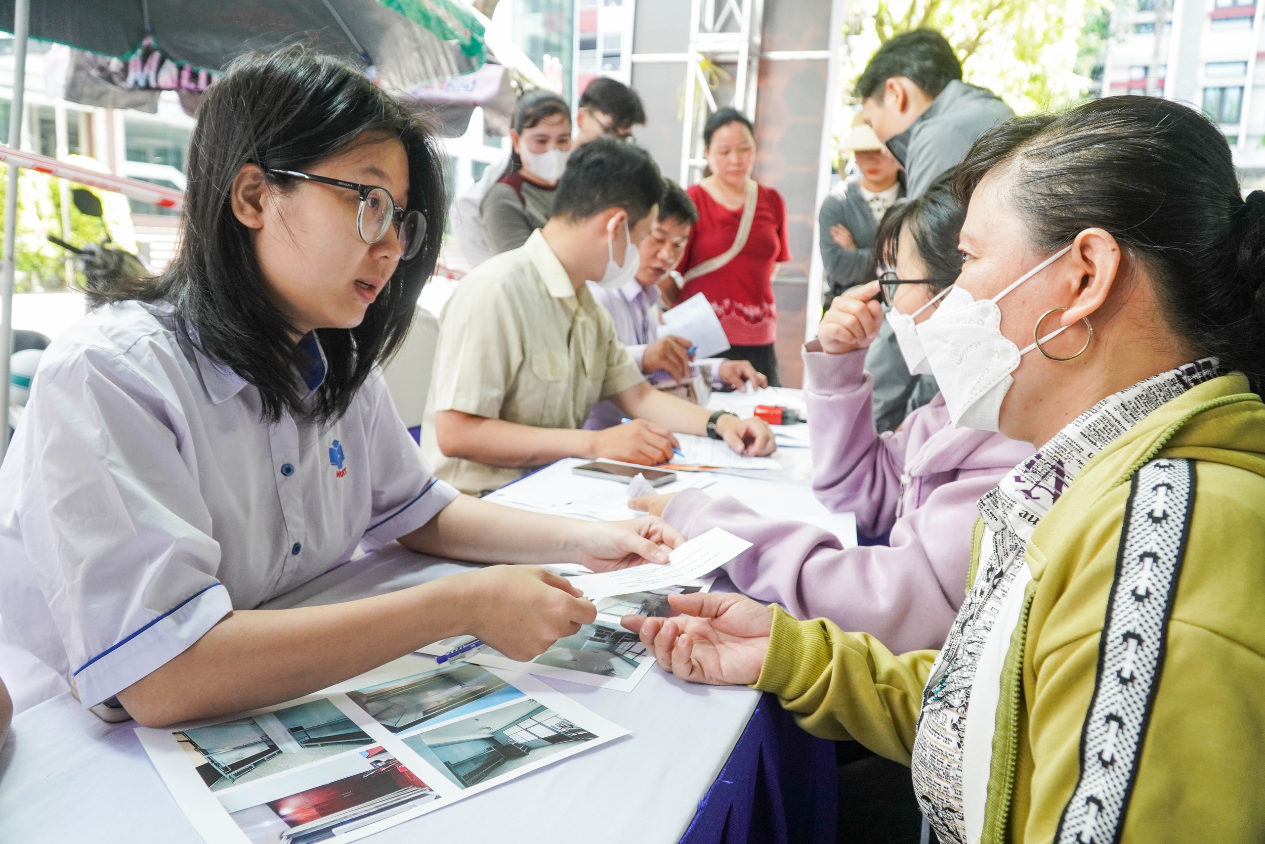 Bất ngờ h&igrave;nh ảnh ng&agrave;y đầu l&agrave;m thủ tục nhập học tại Trường ĐH C&ocirc;ng thương TP HCM - Ảnh 7.