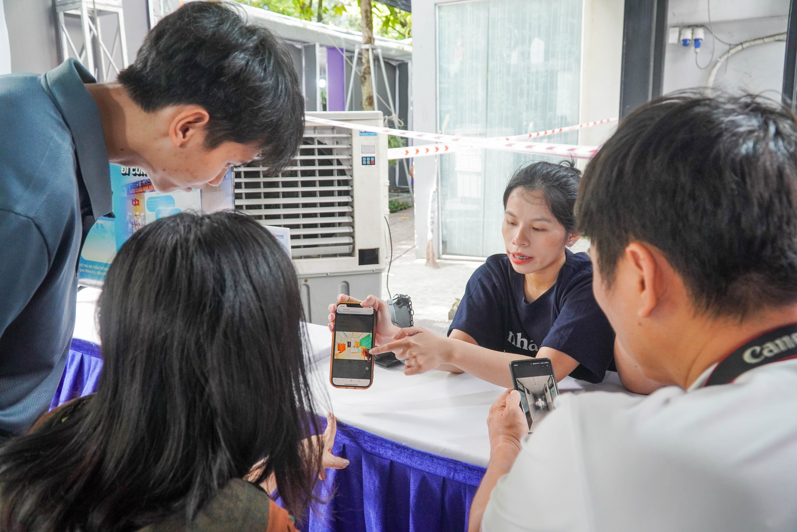 Bất ngờ h&igrave;nh ảnh ng&agrave;y đầu l&agrave;m thủ tục nhập học tại Trường ĐH C&ocirc;ng thương TP HCM - Ảnh 8.