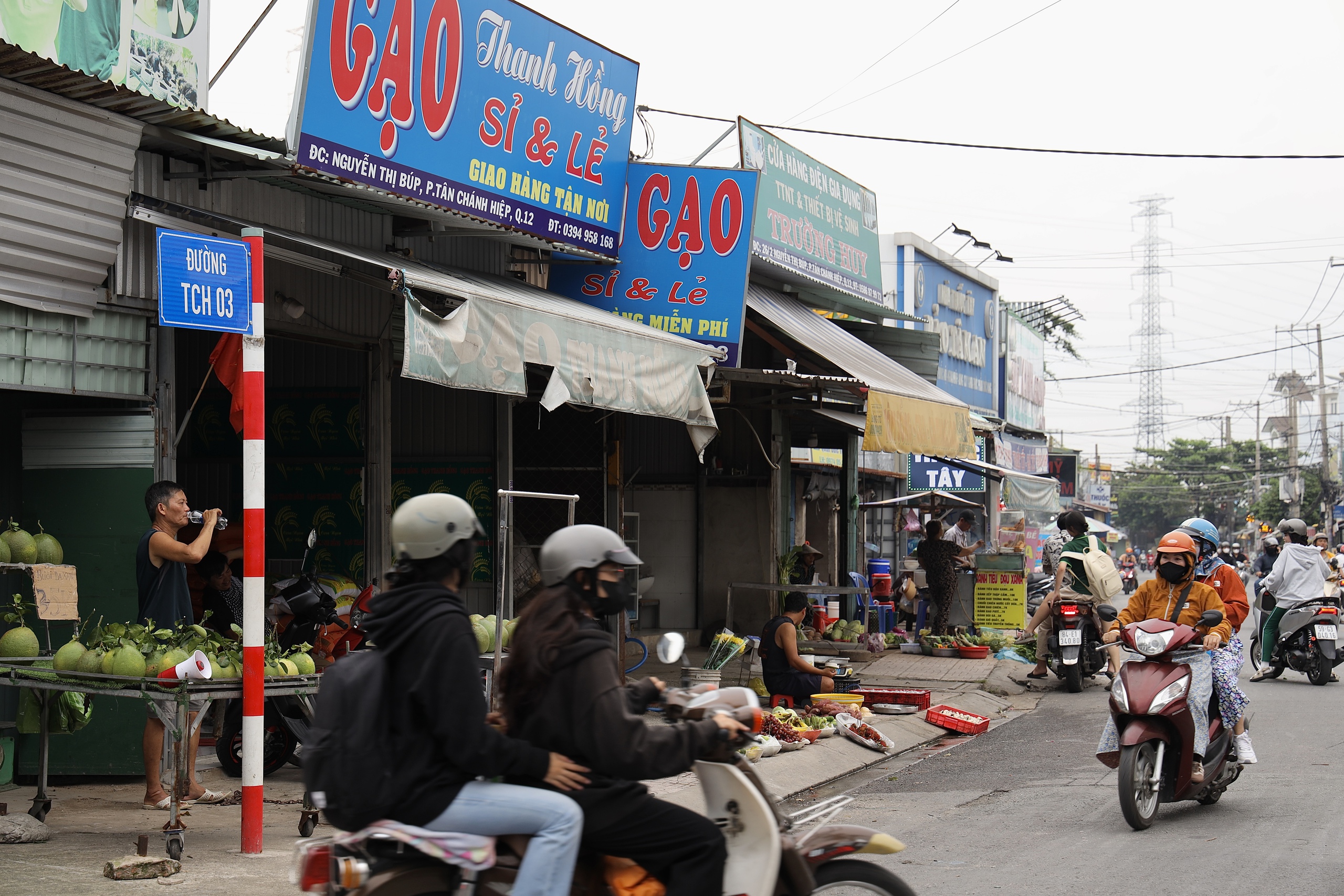 B&aacute;o in Người Lao Động 25-8: Điểm chuẩn nhiều ng&agrave;nh cao ch&oacute;t v&oacute;t, v&igrave; sao? - Ảnh 3.