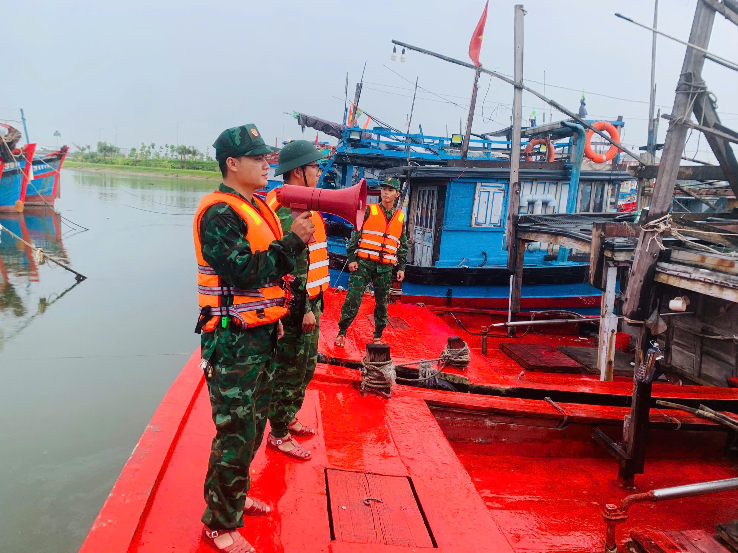 Đ&agrave; Nẵng huy động xe thiết gi&aacute;p ứng ph&oacute; b&atilde;o số 5 - Ảnh 2.