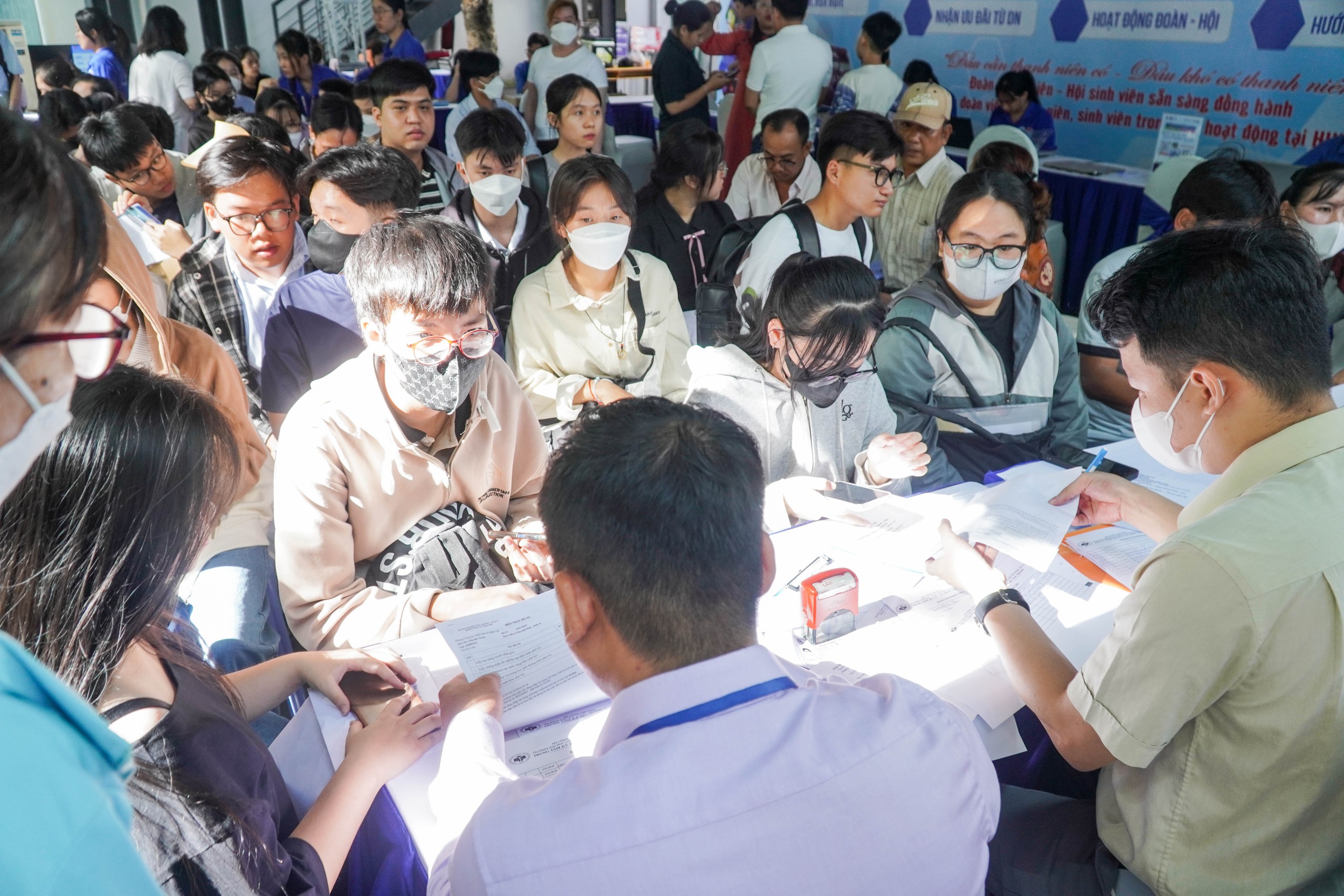 Bất ngờ h&igrave;nh ảnh ng&agrave;y đầu l&agrave;m thủ tục nhập học tại Trường ĐH C&ocirc;ng thương TP HCM - Ảnh 10.