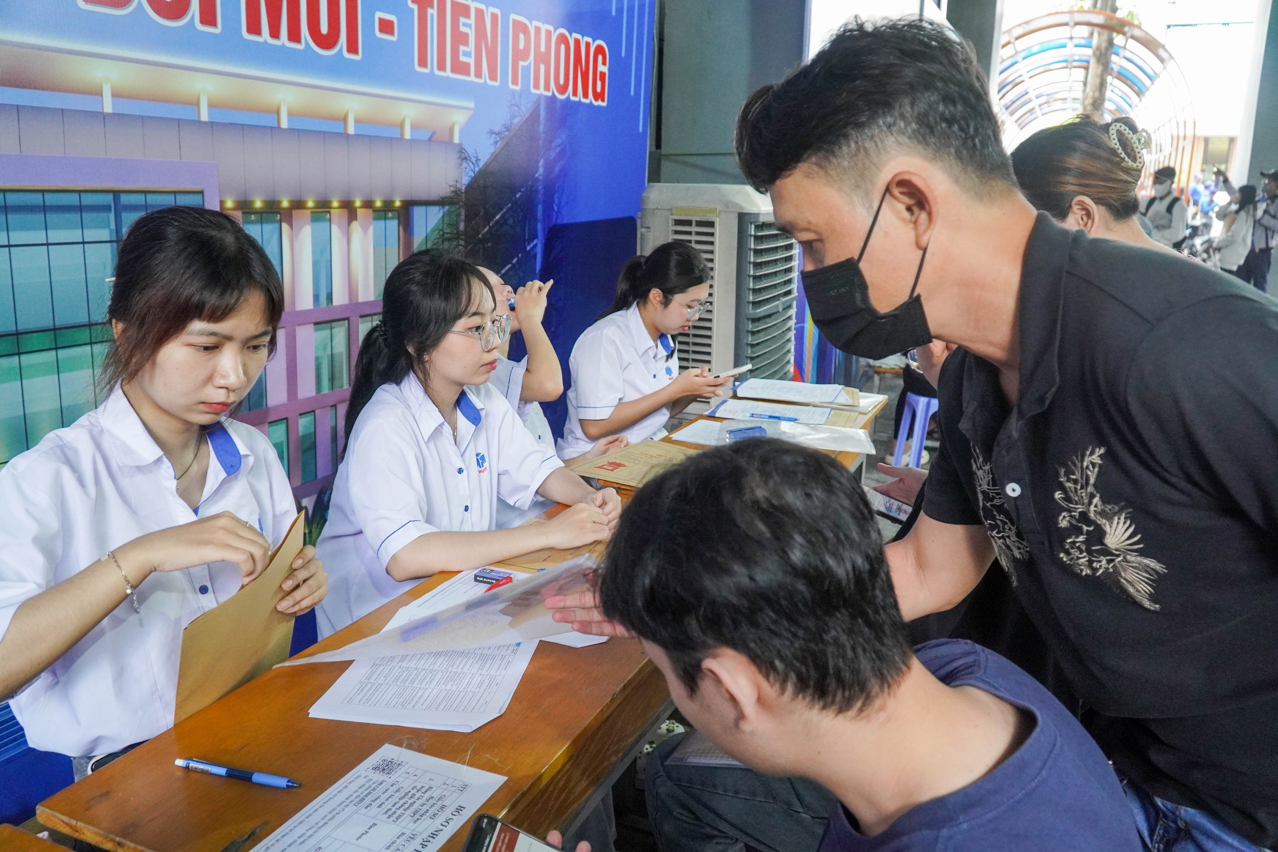 Bất ngờ h&igrave;nh ảnh ng&agrave;y đầu l&agrave;m thủ tục nhập học tại Trường ĐH C&ocirc;ng thương TP HCM - Ảnh 4.
