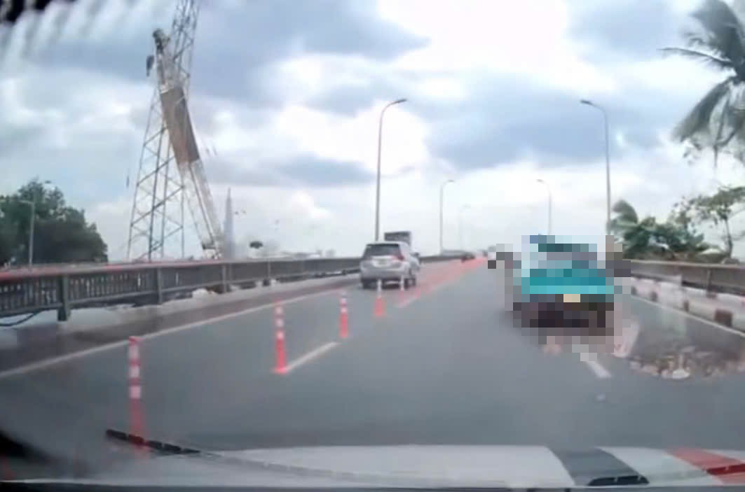 Phạt 45 triệu đồng t&agrave;i xế lạng l&aacute;ch, đ&aacute;nh v&otilde;ng tr&ecirc;n cầu B&igrave;nh Triệu, TP HCM- Ảnh 1.