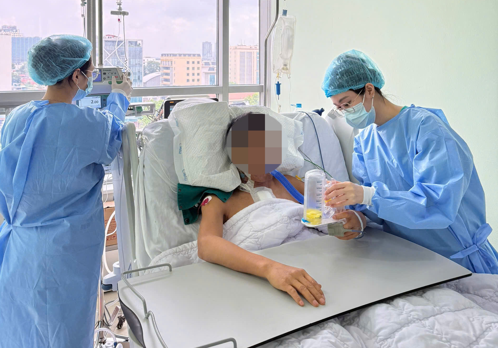 Cảnh sát hỗ trợ xe cấp cứu vượt dòng người, kịp ca ghép tim- Ảnh 3.