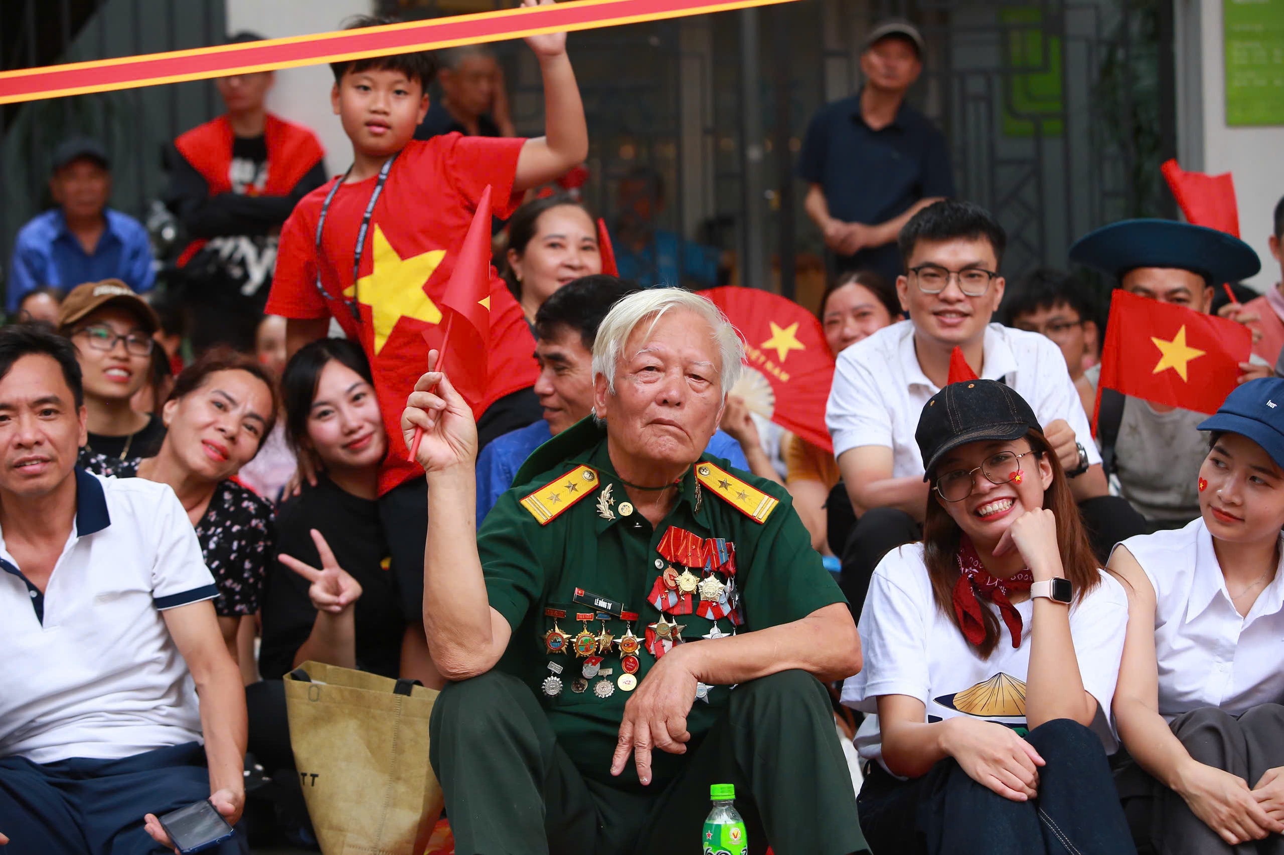 Cựu binh chiến trường Th&agrave;nh cổ Quảng Trị x&uacute;c động chờ xem tổng hợp luyện diễu binh  - Ảnh 1.