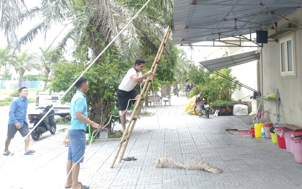 Hỗ trợ người dân chằng chống nhà cửa trước khi bão số 5 ập vào