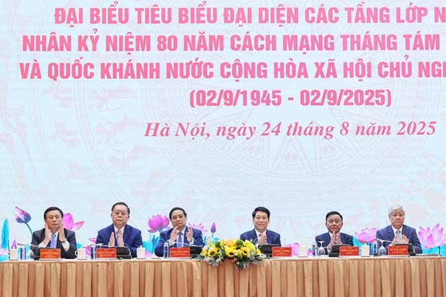 T&aacute;c giả "Viết tiếp c&acirc;u chuyện h&ograve;a b&igrave;nh" l&agrave; đại biểu ti&ecirc;u biểu được gặp mặt l&atilde;nh đạo Đảng, Nh&agrave; nước- Ảnh 2.
