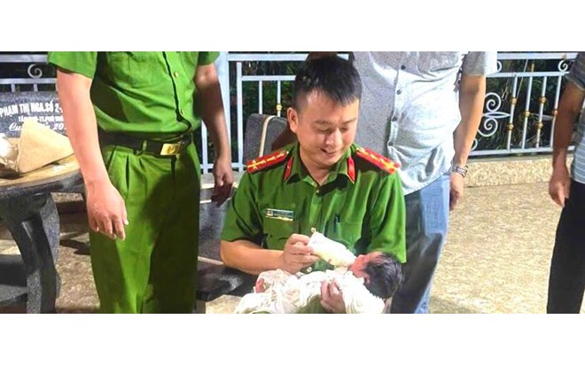 Bé trai sơ sinh để ở cổng chùa với mảnh giấy ghi "Tội lỗi này cả đời mẹ không thể rửa được"