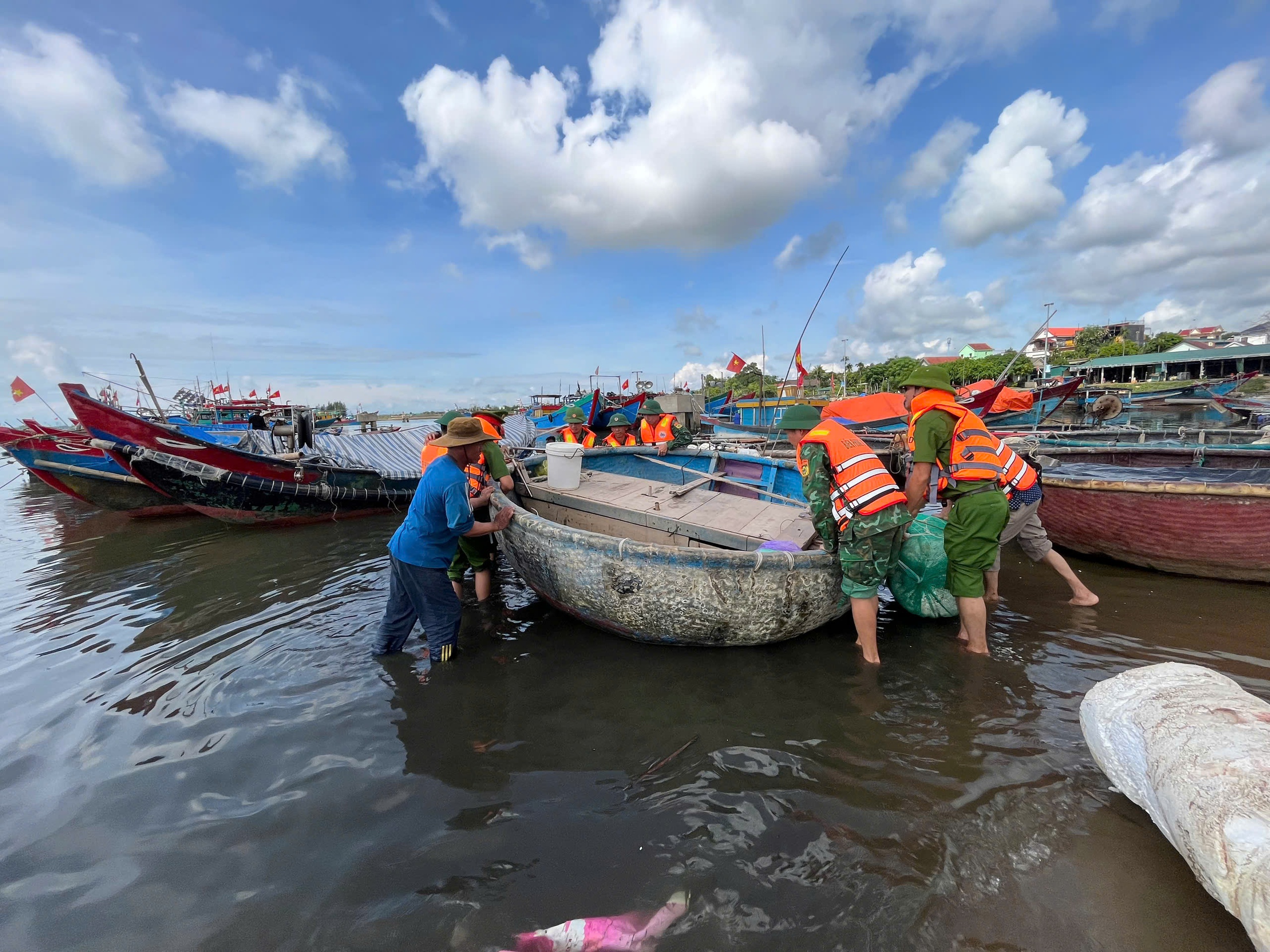 B&aacute;o in Người Lao Động 25-8: Điểm chuẩn nhiều ng&agrave;nh cao ch&oacute;t v&oacute;t, v&igrave; sao? - Ảnh 2.