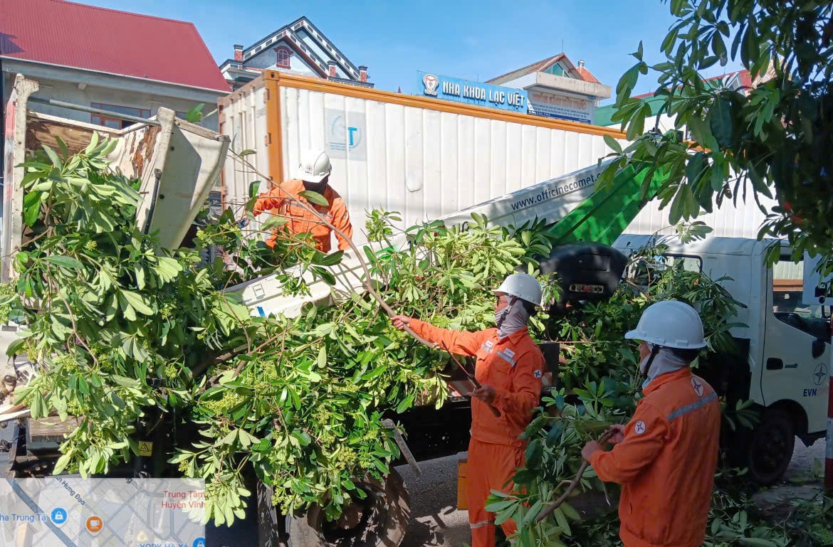 B&atilde;o số 5 &aacute;p s&aacute;t: Quảng Trị khẩn cấp bảo vệ lưới điện, giữ an to&agrave;n cho người d&acirc;n- Ảnh 1.