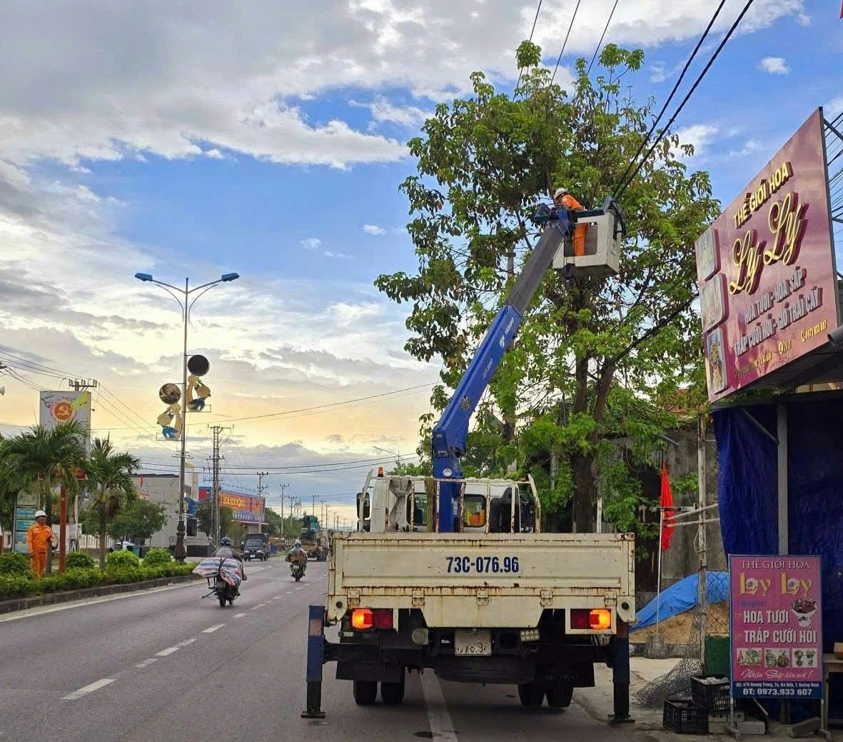 B&atilde;o số 5 &aacute;p s&aacute;t: Quảng Trị khẩn cấp bảo vệ lưới điện, giữ an to&agrave;n cho người d&acirc;n- Ảnh 4.