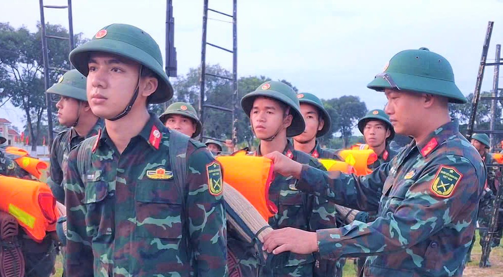Chùm ảnh: Bão số 5 cận kề, bộ đội Quảng Trị cơ động 24/24 cứu dân và tài sản - Ảnh 8.