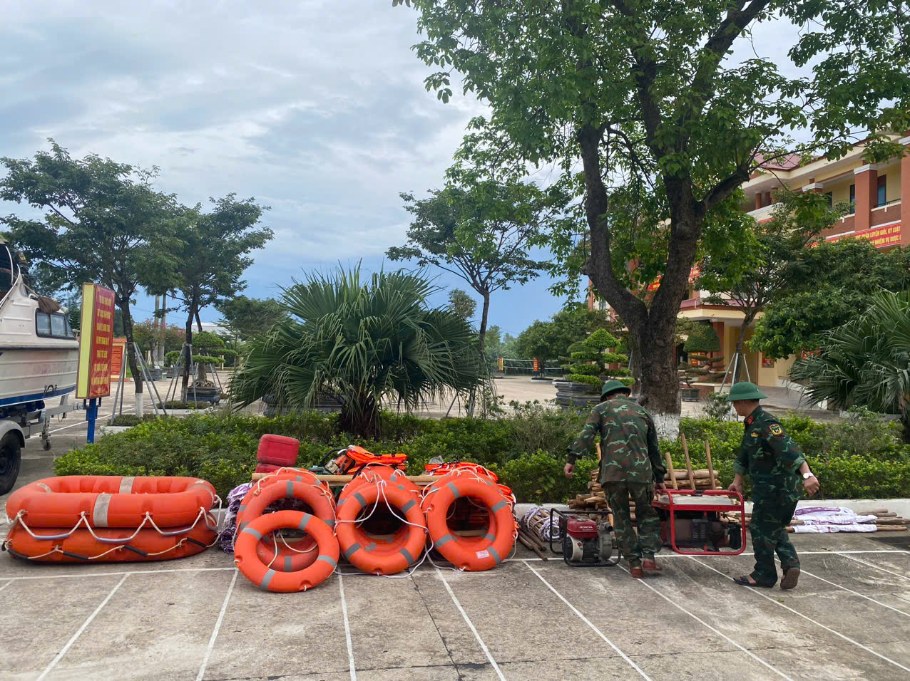 Chùm ảnh: Bão số 5 cận kề, bộ đội Quảng Trị cơ động 24/24 cứu dân và tài sản - Ảnh 9.