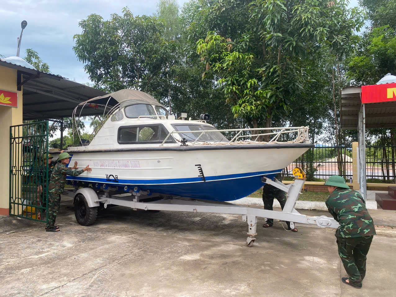 Chùm ảnh: Bão số 5 cận kề, bộ đội Quảng Trị cơ động 24/24 cứu dân và tài sản - Ảnh 10.