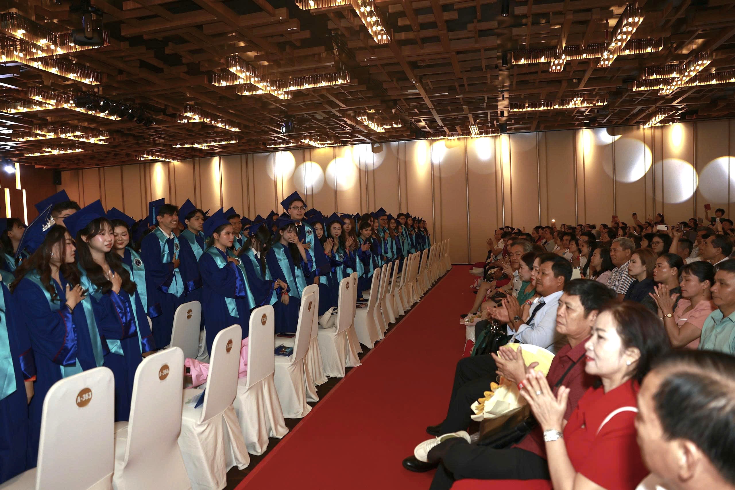 Thủ khoa "ẵm" học bổng hơn 250 triệu đồngkèm lời mời đặc biệt của hiệu trưởng tại lễ tốt nghiệp - Ảnh 1.