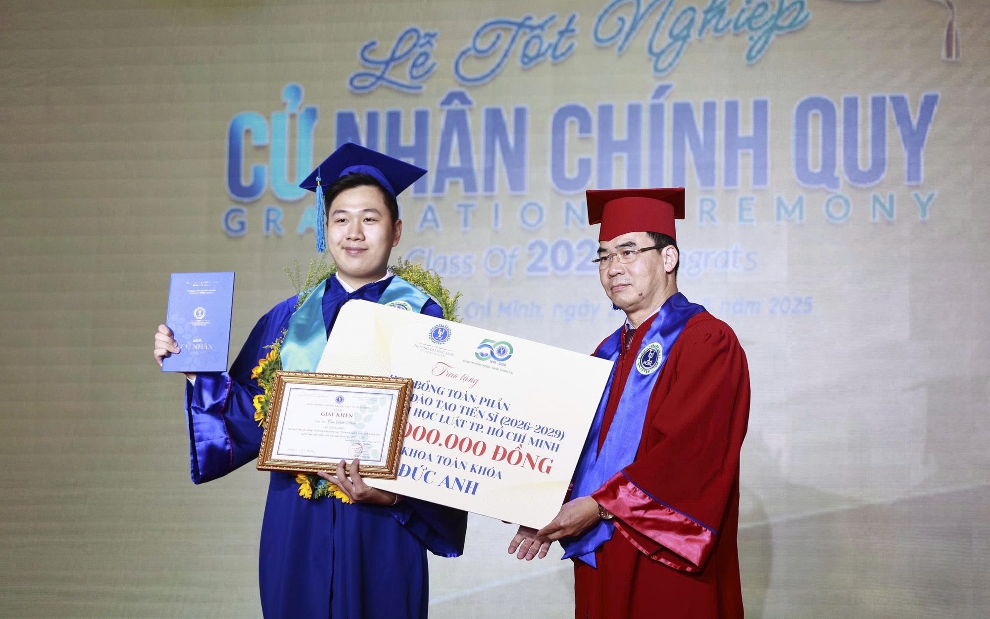 Thủ khoa "ẵm" học bổng hơn 250 triệu đồng kèm lời mời đặc biệt tại lễ tốt nghiệp