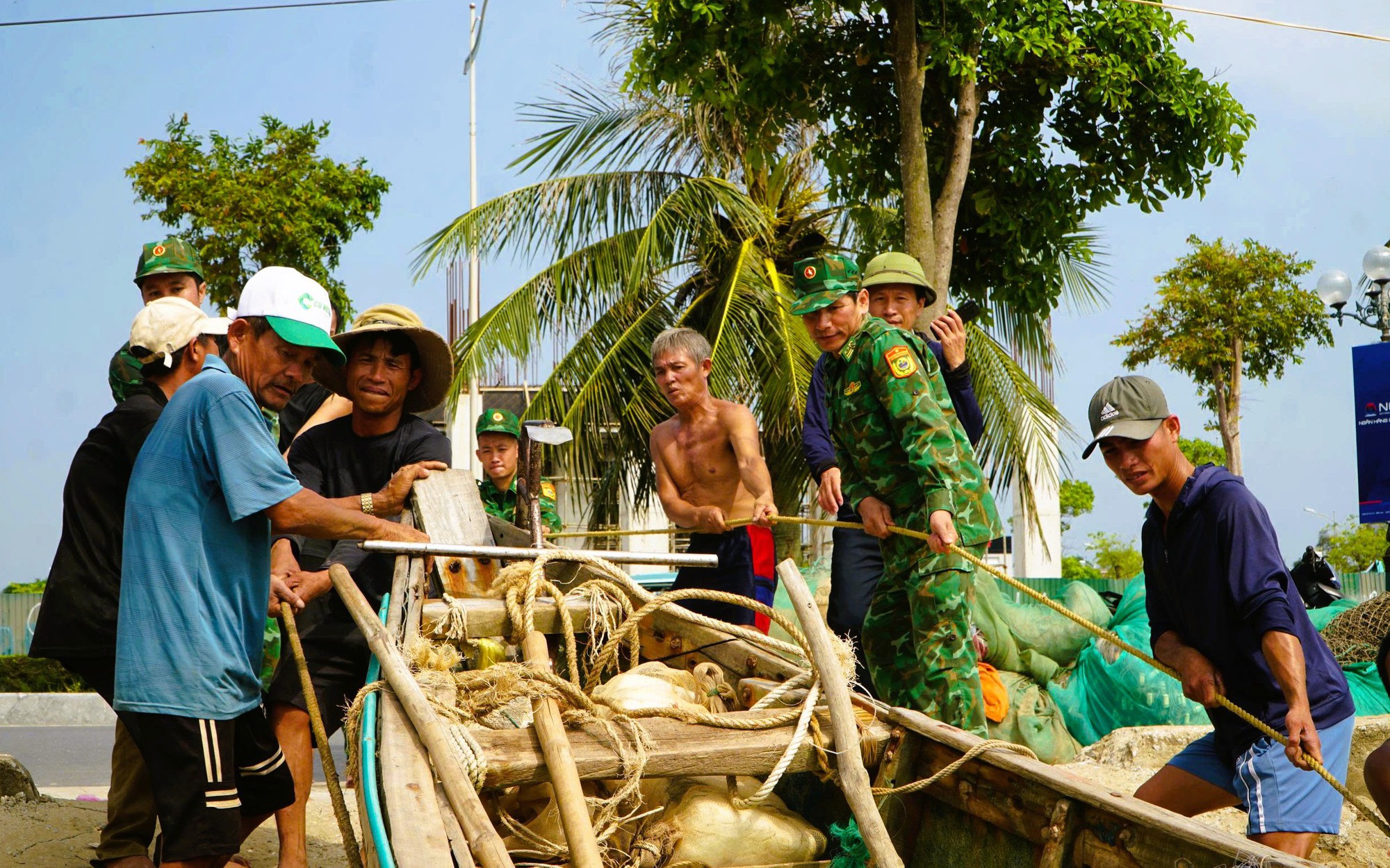 Ngư dân Sầm Sơn kéo thuyền bè lên bờ tránh bão số 5