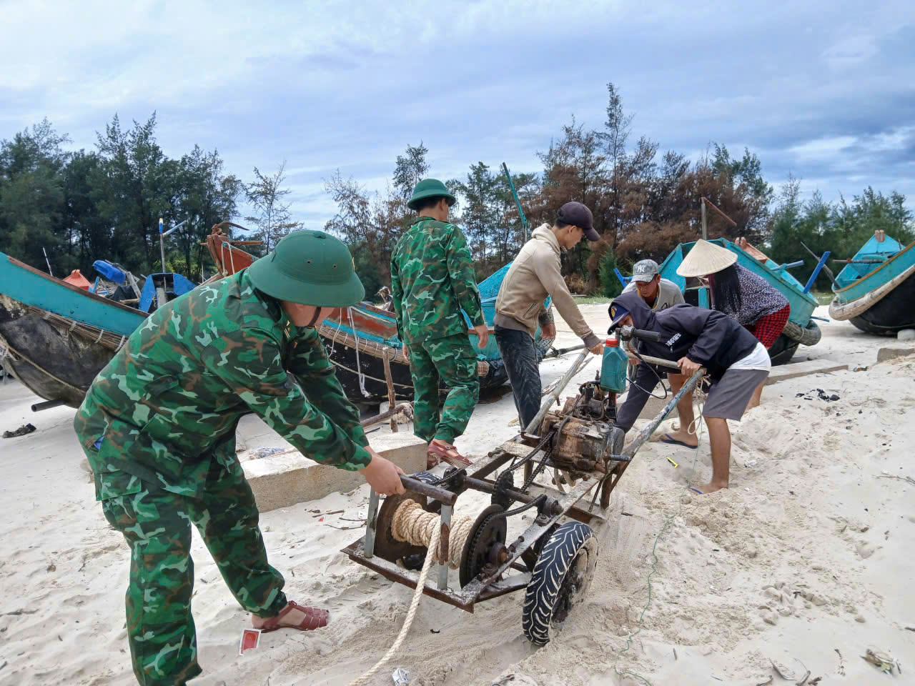 Chùm ảnh: Bão số 5 cận kề, bộ đội Quảng Trị cơ động 24/24 cứu dân và tài sản - Ảnh 18.