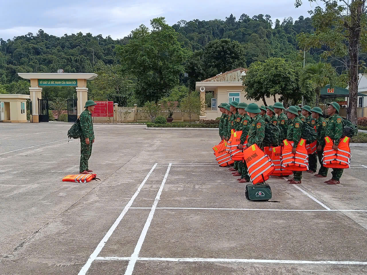 Chùm ảnh: Bão số 5 cận kề, bộ đội Quảng Trị cơ động 24/24 cứu dân và tài sản - Ảnh 19.