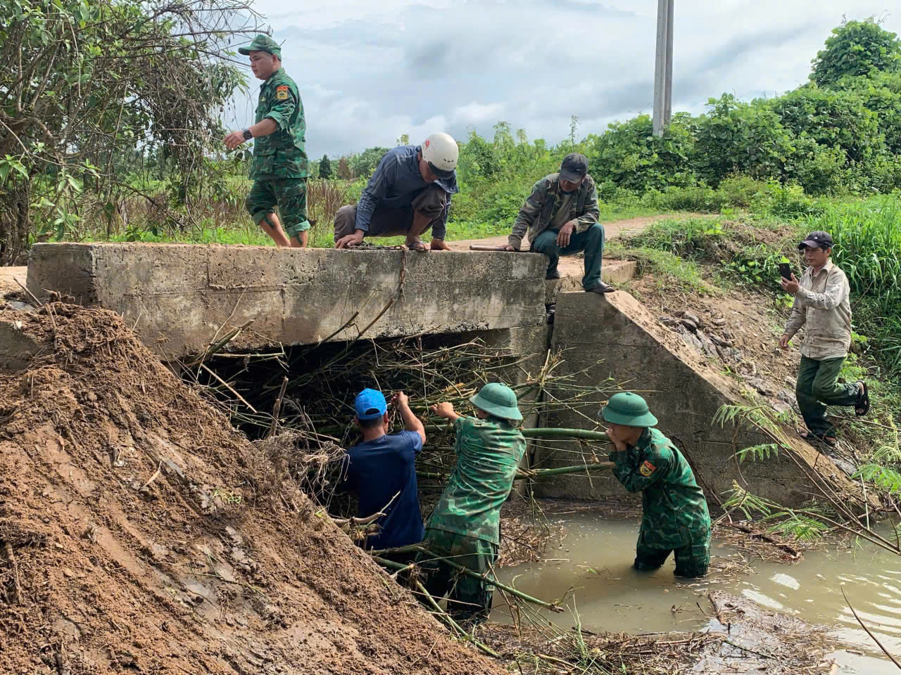 Chùm ảnh: Bão số 5 cận kề, bộ đội Quảng Trị cơ động 24/24 cứu dân và tài sản - Ảnh 21.