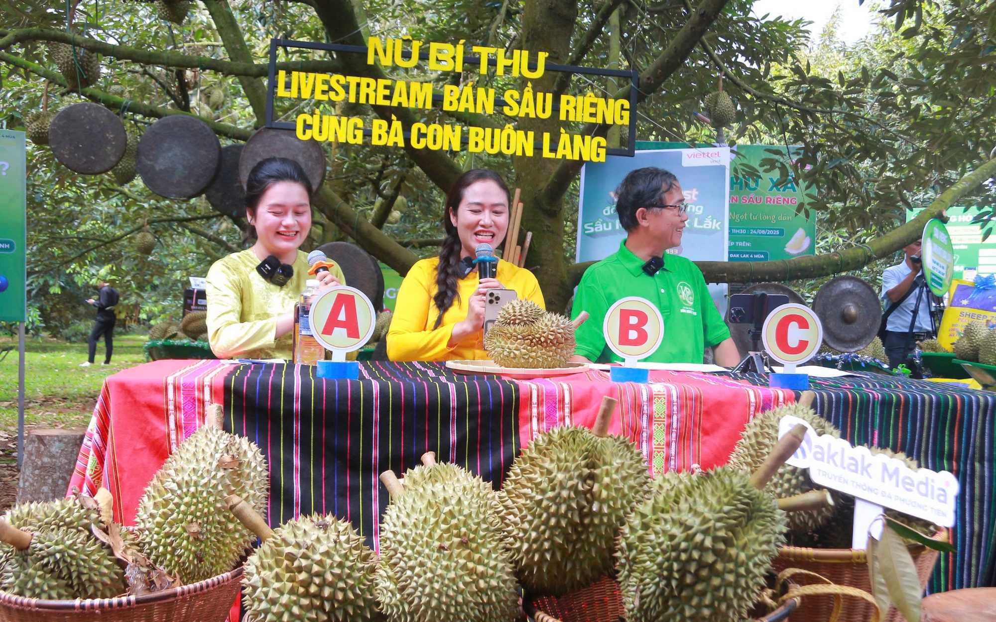 Nữ bí thư xã tham gia livestream, giúp nông dân bán gần 60 tấn sầu riêng