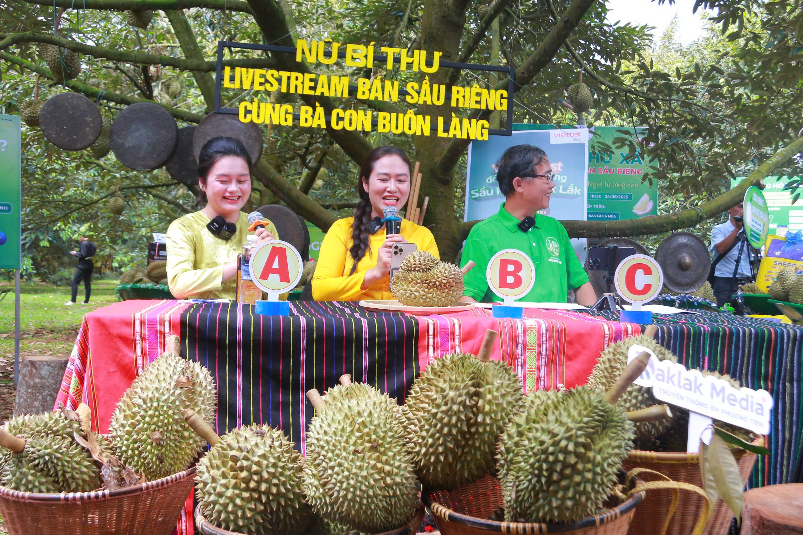 Nữ b&iacute; thư x&atilde; livestream b&aacute;n sầu ri&ecirc;ng gi&uacute;p n&ocirc;ng d&acirc;n  - Ảnh 1.