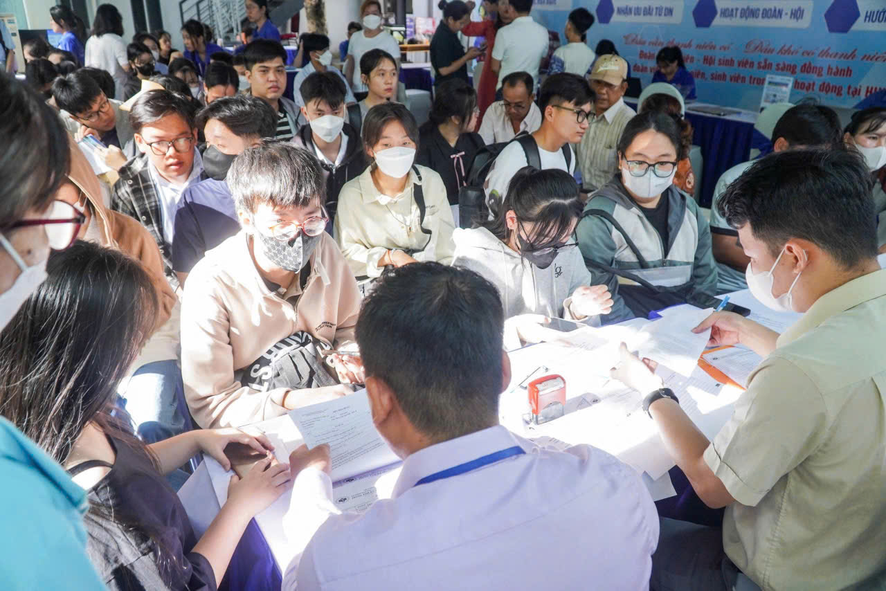 Điểm chuẩn nhiều ngành cao chót vót, vì sao? - Ảnh 1.