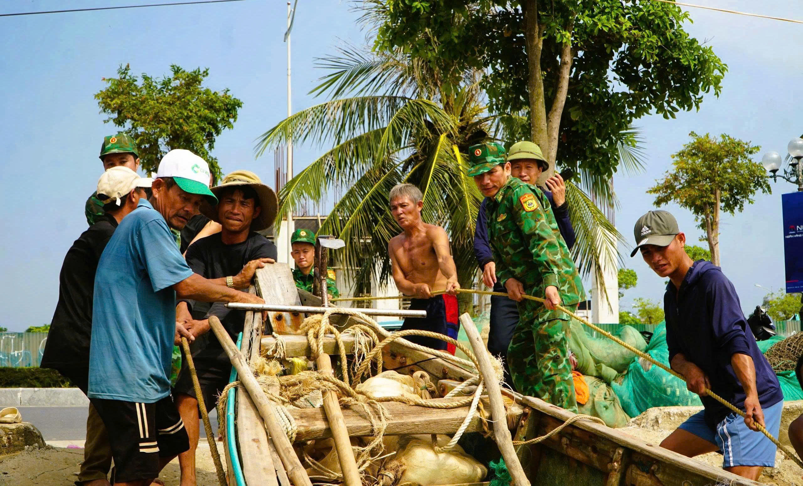 Huy động lực lượng ứng ph&oacute; cơn b&atilde;o dị thường- Ảnh 1.