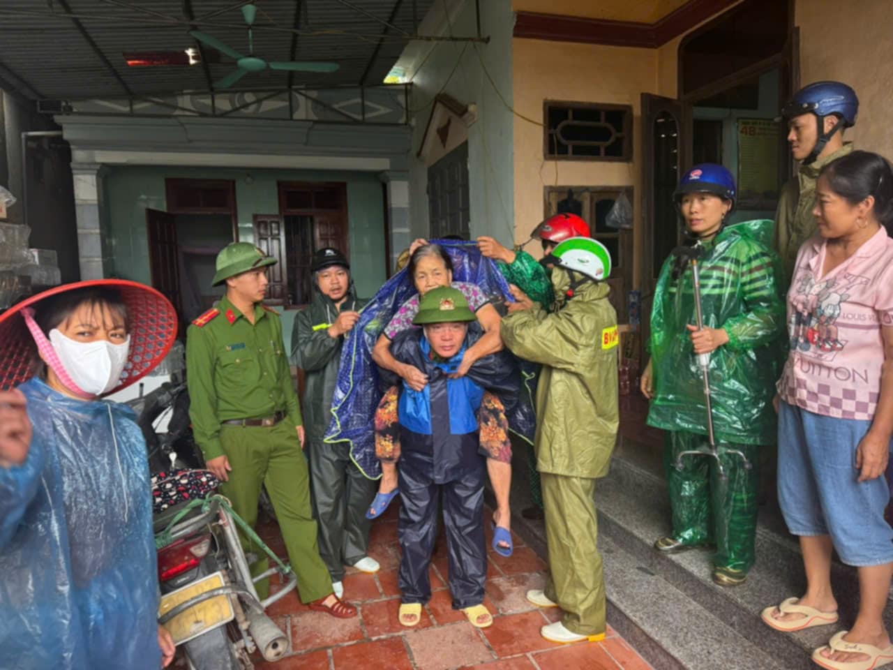 Trước giờ "G" bão số 5 Kajiki đổ bộ, mưa trắng trời, cây đổ, gió giật mạnh- Ảnh 12.