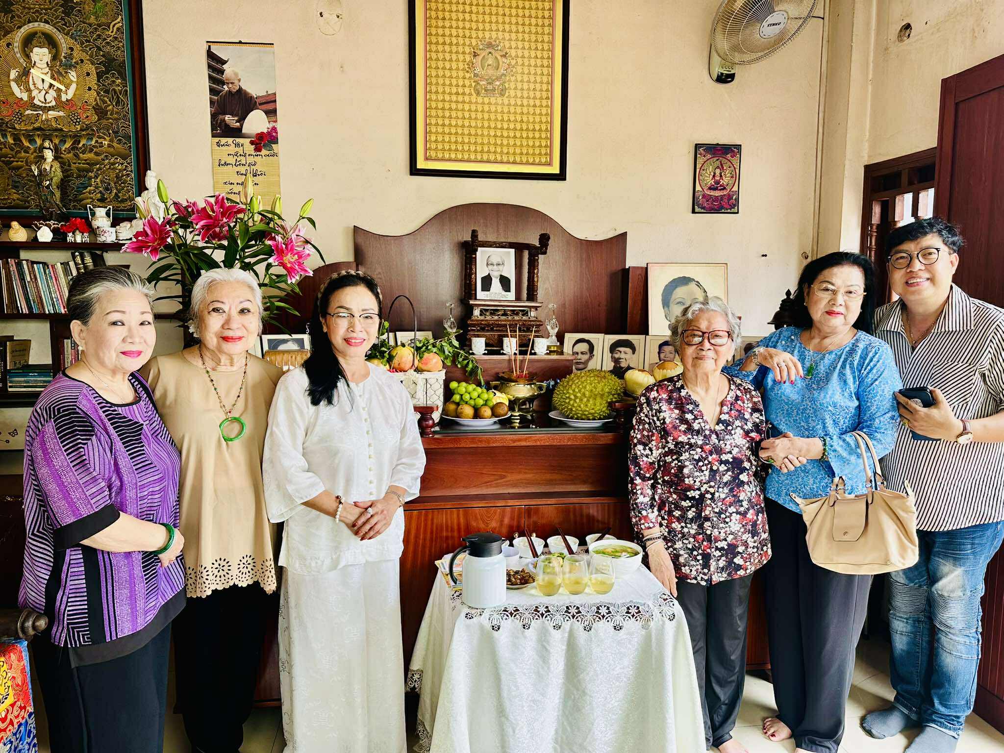 Nghệ sĩ Đo&agrave;n kịch Kim Cương tề tựu trong ng&agrave;y giỗ NSND Bảy Nam - Ảnh 2.