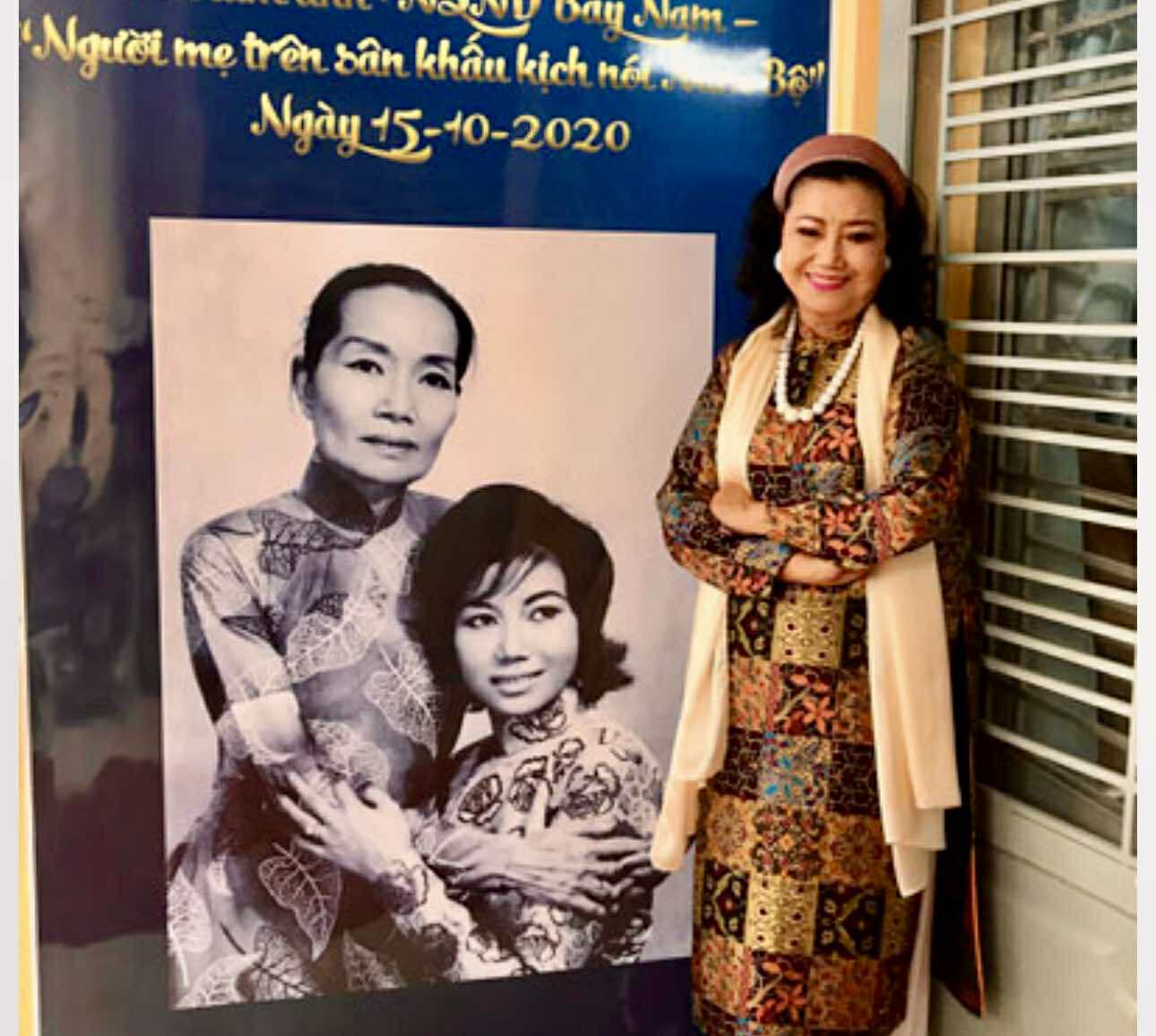 Nghệ sĩ Đo&agrave;n kịch Kim Cương tề tựu trong ng&agrave;y giỗ NSND Bảy Nam - Ảnh 1.