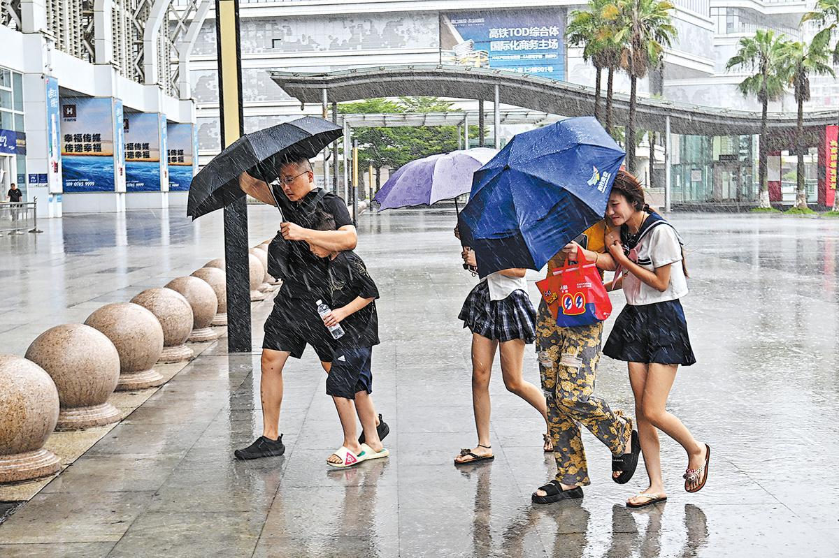 Bão Kajiki gây mưa lớn và gió mạnh ở Trung Quốc: Cảnh báo nguy hiểm - Ảnh 1.