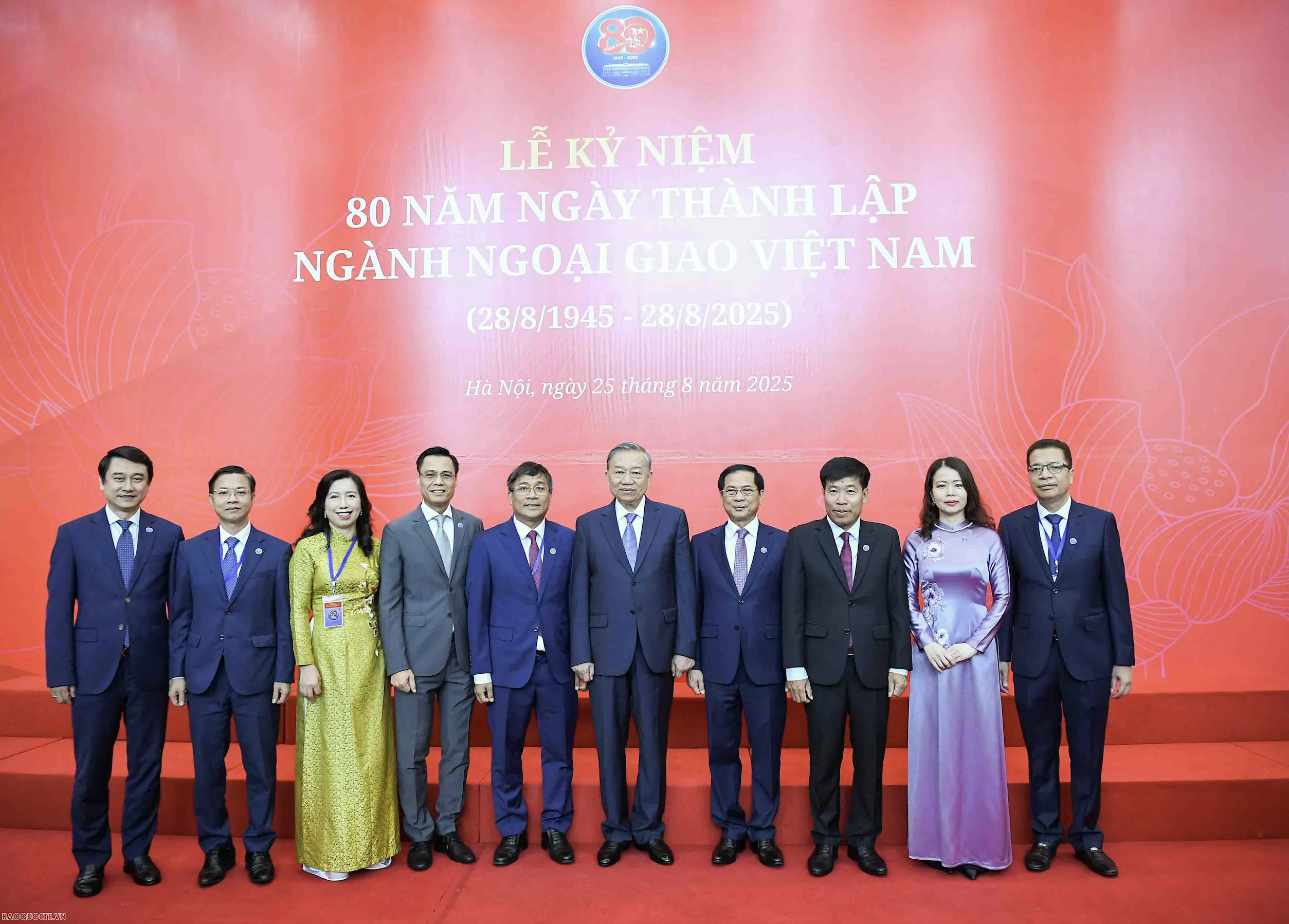 Tổng B&iacute; thư T&ocirc; L&acirc;m trao tặng b&agrave; Nguyễn Thị B&igrave;nh danh hiệu &ldquo;Anh h&ugrave;ng Lao động&rdquo; - Ảnh 5.