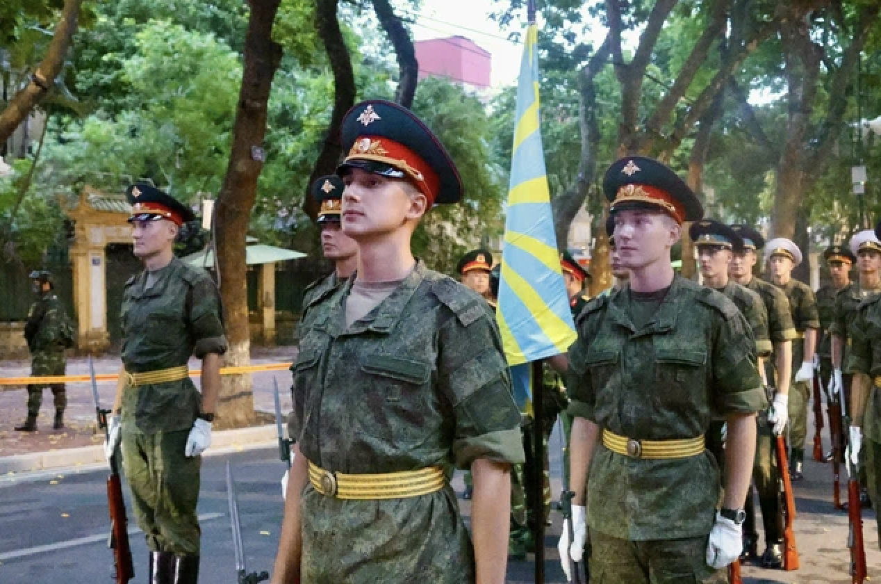 Đo&agrave;n Qu&acirc;n đội L&agrave;o tham gia diễu binh: Rất x&uacute;c động khi tiếng h&ocirc; vang cổ vũ b&ecirc;n đường rực sắc đỏ- Ảnh 2.
