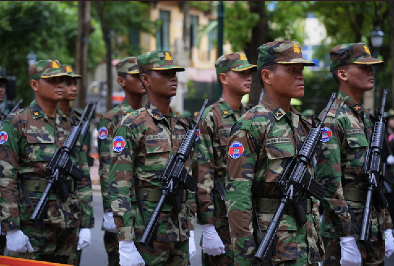 Đo&agrave;n Qu&acirc;n đội L&agrave;o tham gia diễu binh: Rất x&uacute;c động khi tiếng h&ocirc; vang cổ vũ b&ecirc;n đường rực sắc đỏ- Ảnh 3.