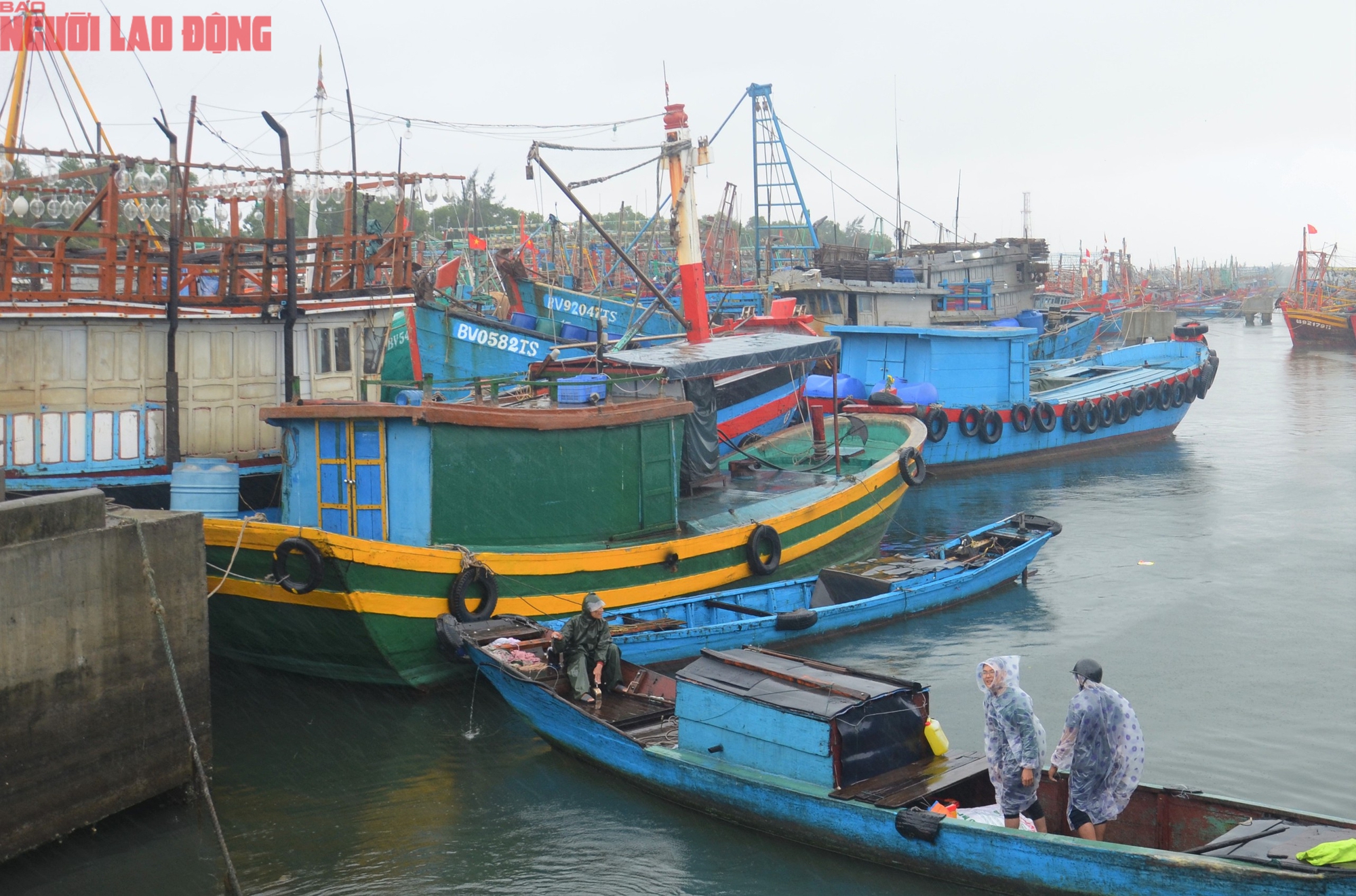 Biển dậy s&oacute;ng , h&agrave;ng ngh&igrave;n t&agrave;u thuyền tr&aacute;nh b&atilde;o số 5 tại Quảng Trị - Ảnh 1.