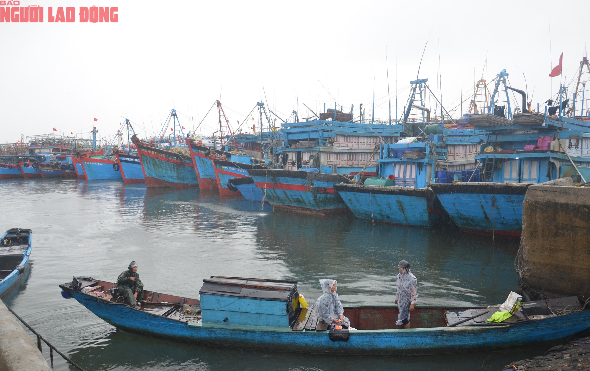Biển dậy s&oacute;ng , h&agrave;ng ngh&igrave;n t&agrave;u thuyền tr&aacute;nh b&atilde;o số 5 tại Quảng Trị - Ảnh 2.