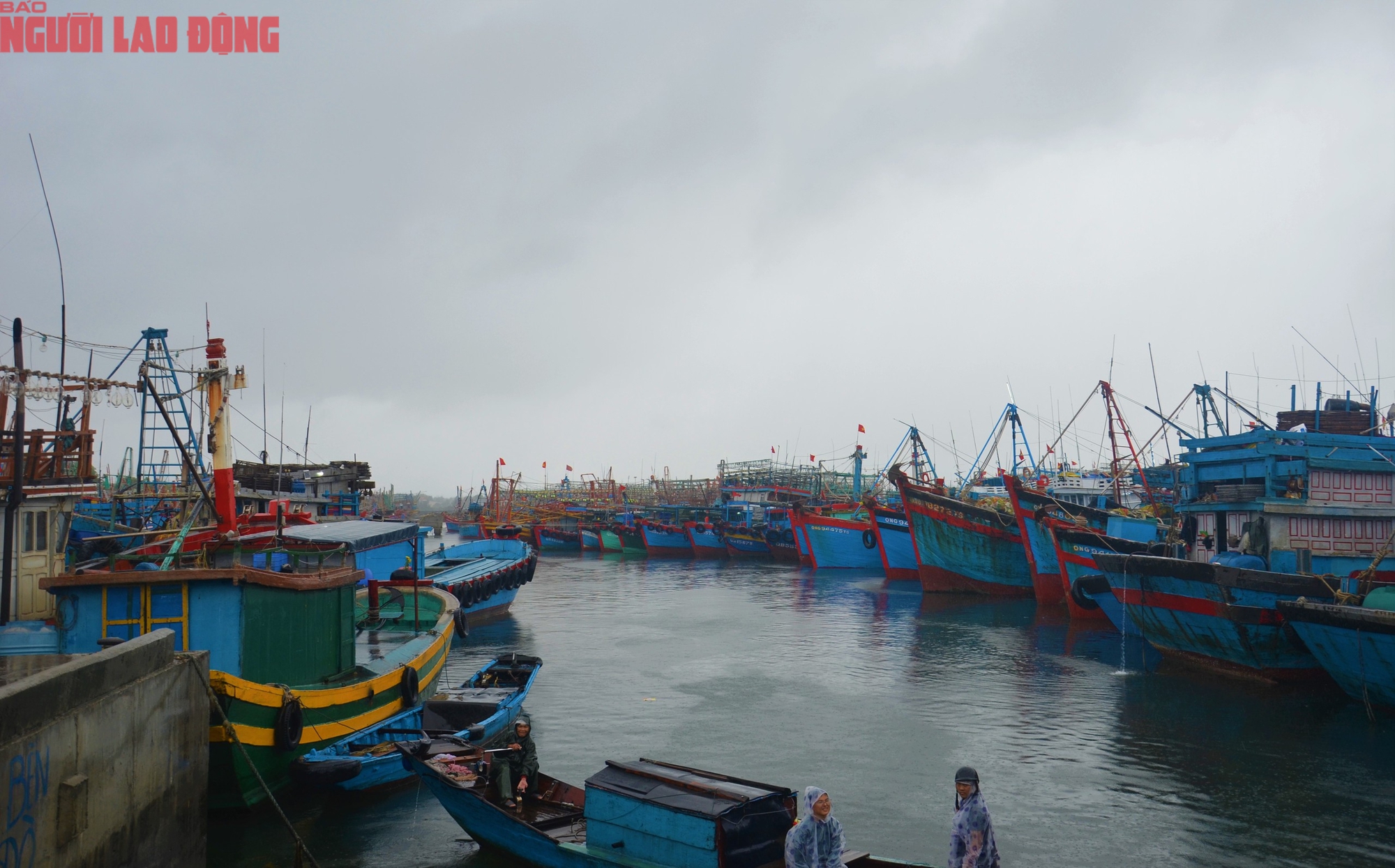 Biển dậy s&oacute;ng , h&agrave;ng ngh&igrave;n t&agrave;u thuyền tr&aacute;nh b&atilde;o số 5 tại Quảng Trị - Ảnh 3.