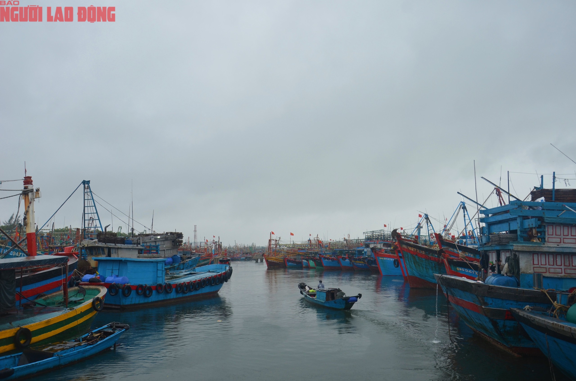 Biển dậy s&oacute;ng , h&agrave;ng ngh&igrave;n t&agrave;u thuyền tr&aacute;nh b&atilde;o số 5 tại Quảng Trị - Ảnh 4.